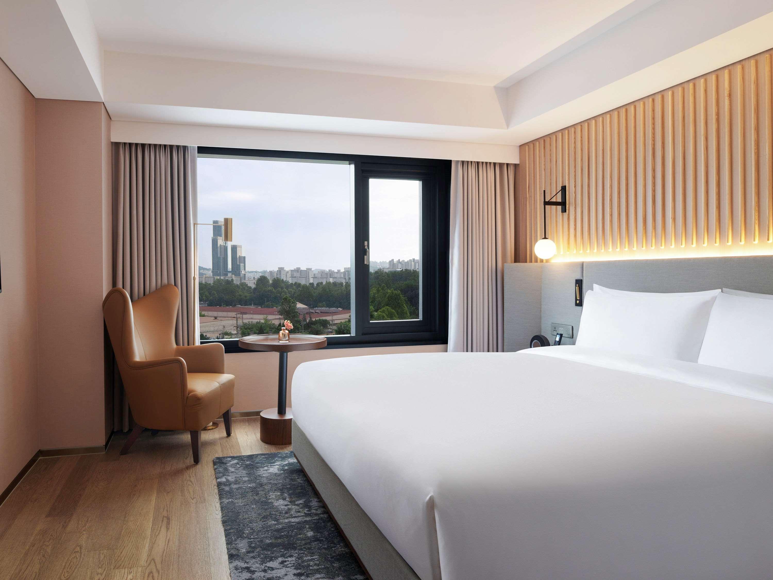 SIGNATURE, KING BED