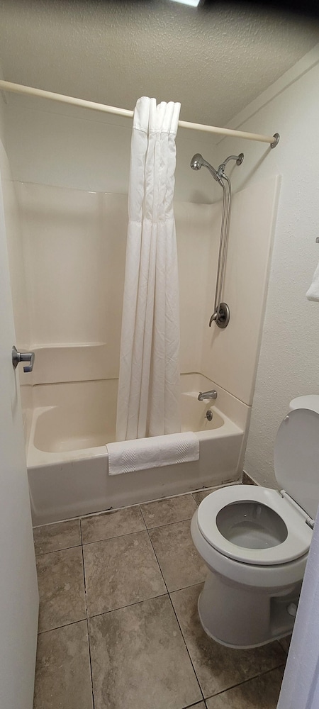 غرفة قياسية بسرير كينج، Rodeway Inn Auburn Hills - Detroit 8/10