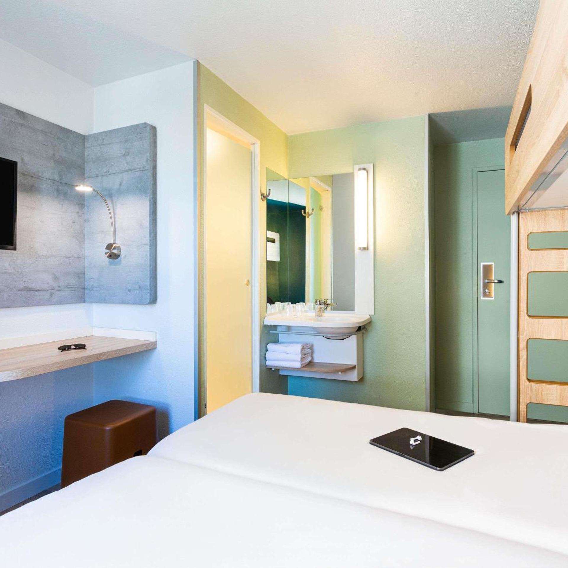 غرفة ثلاثية بسريرين منفصلين وسرير بطابقين، Ibis Budget Bordeaux Centre Gare Saint Jean 2/10