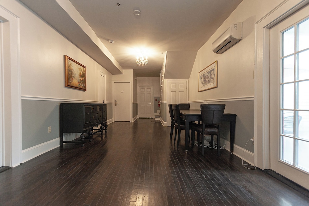 Historic Streetcar Inn 59/67