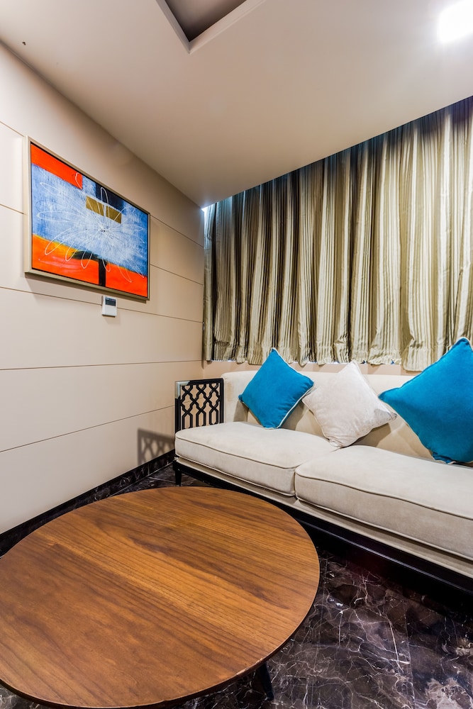 Bravia Hotel 12/30