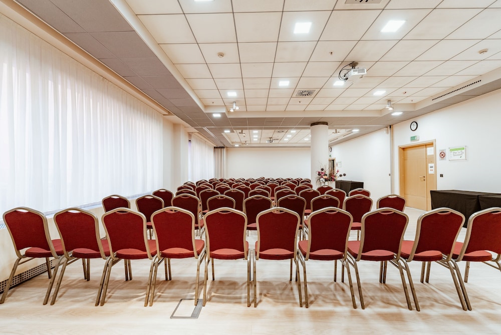 Holiday Inn Belgrade 65/71