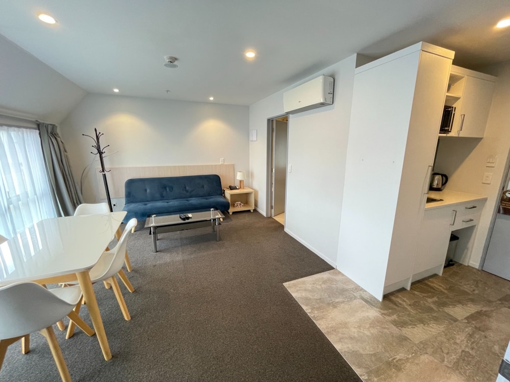 2 On Whiteleigh Motel 41/59