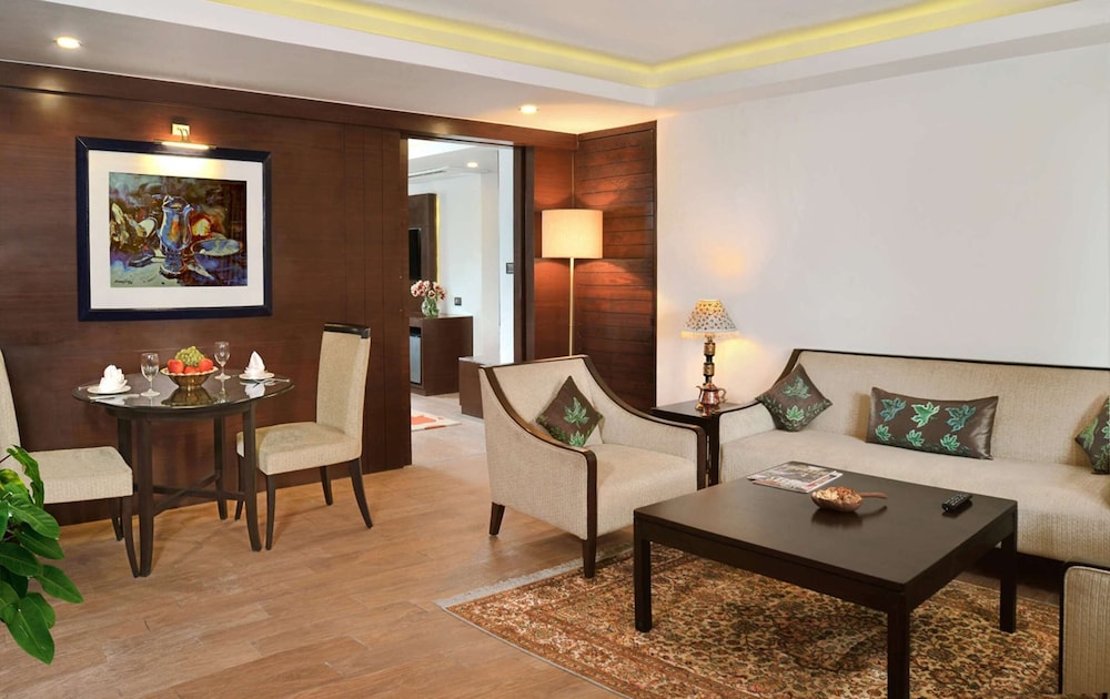Golden Tulip Srinagar 26/48
