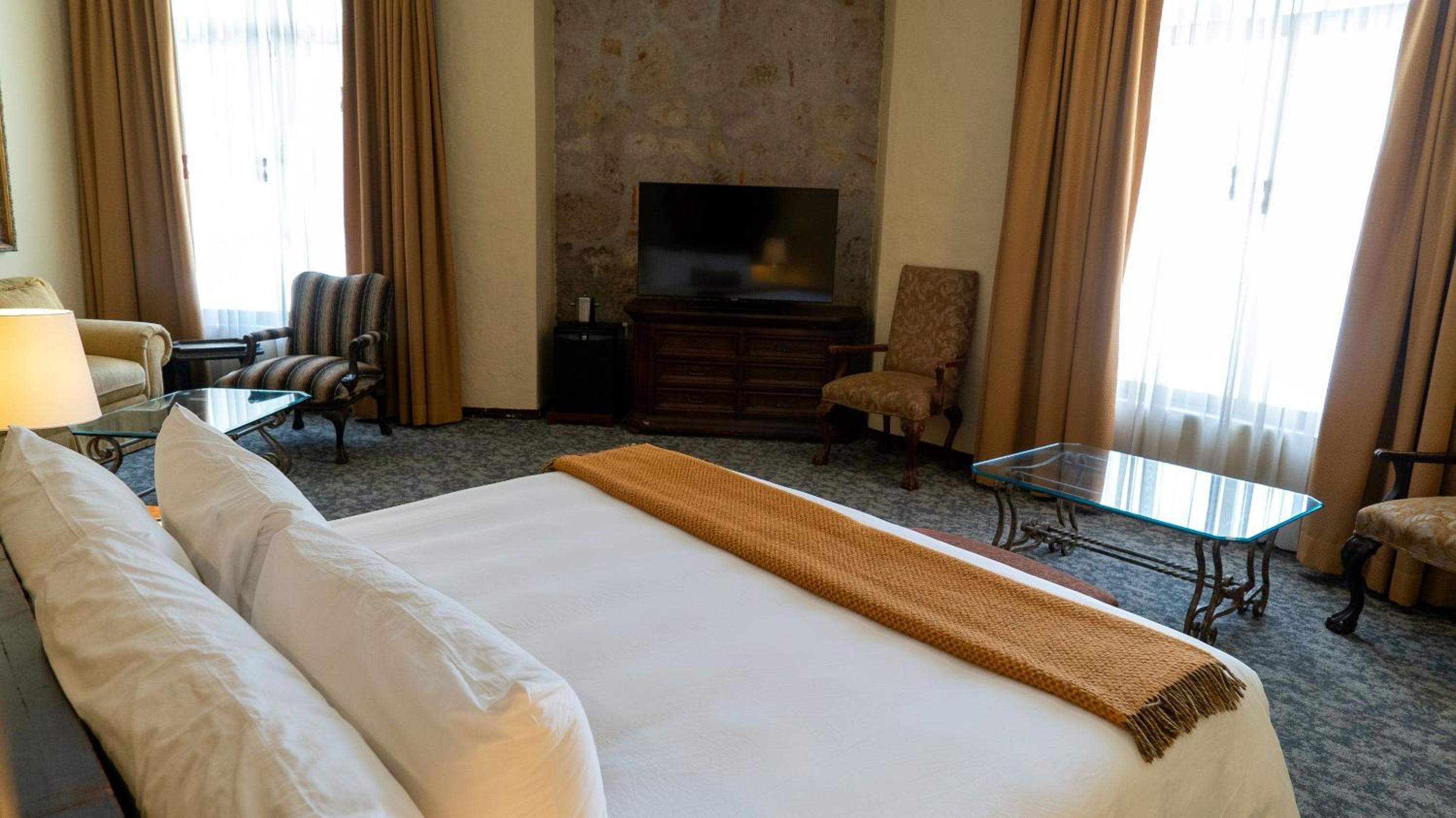Governor, Suite, King Bed