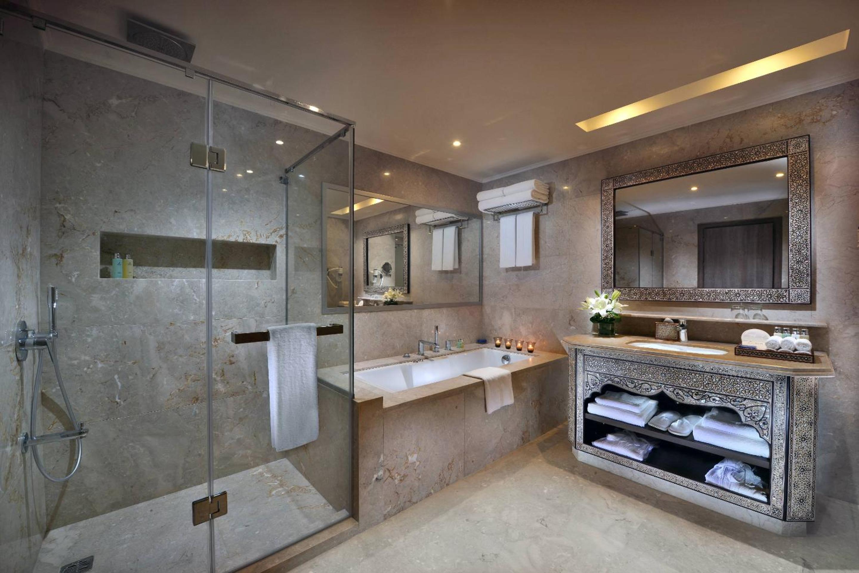 Royal, Suite, Queen Bed