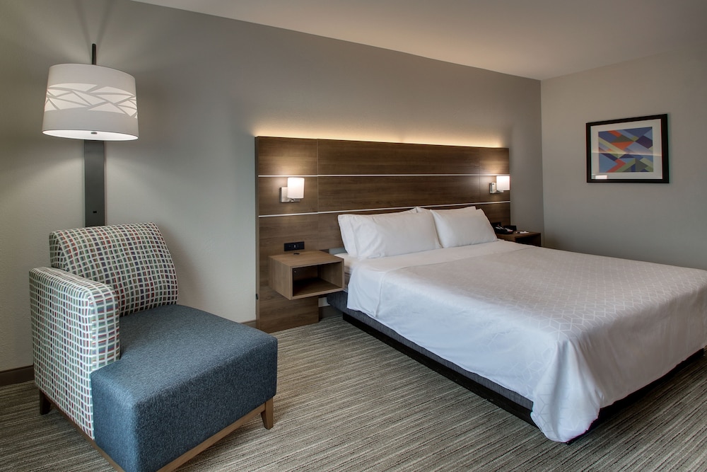 Holiday Inn Express & Suites Chicago North-Waukegan-Gurnee 29/50
