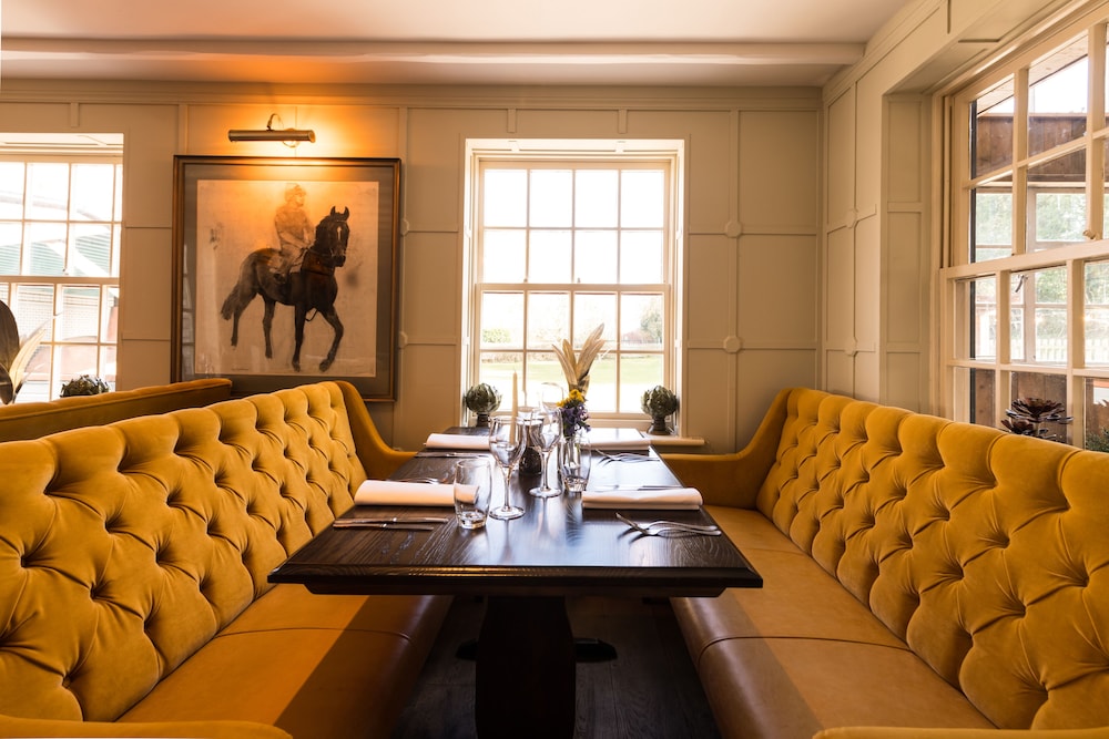 The Queens Arms Hotel 26/32