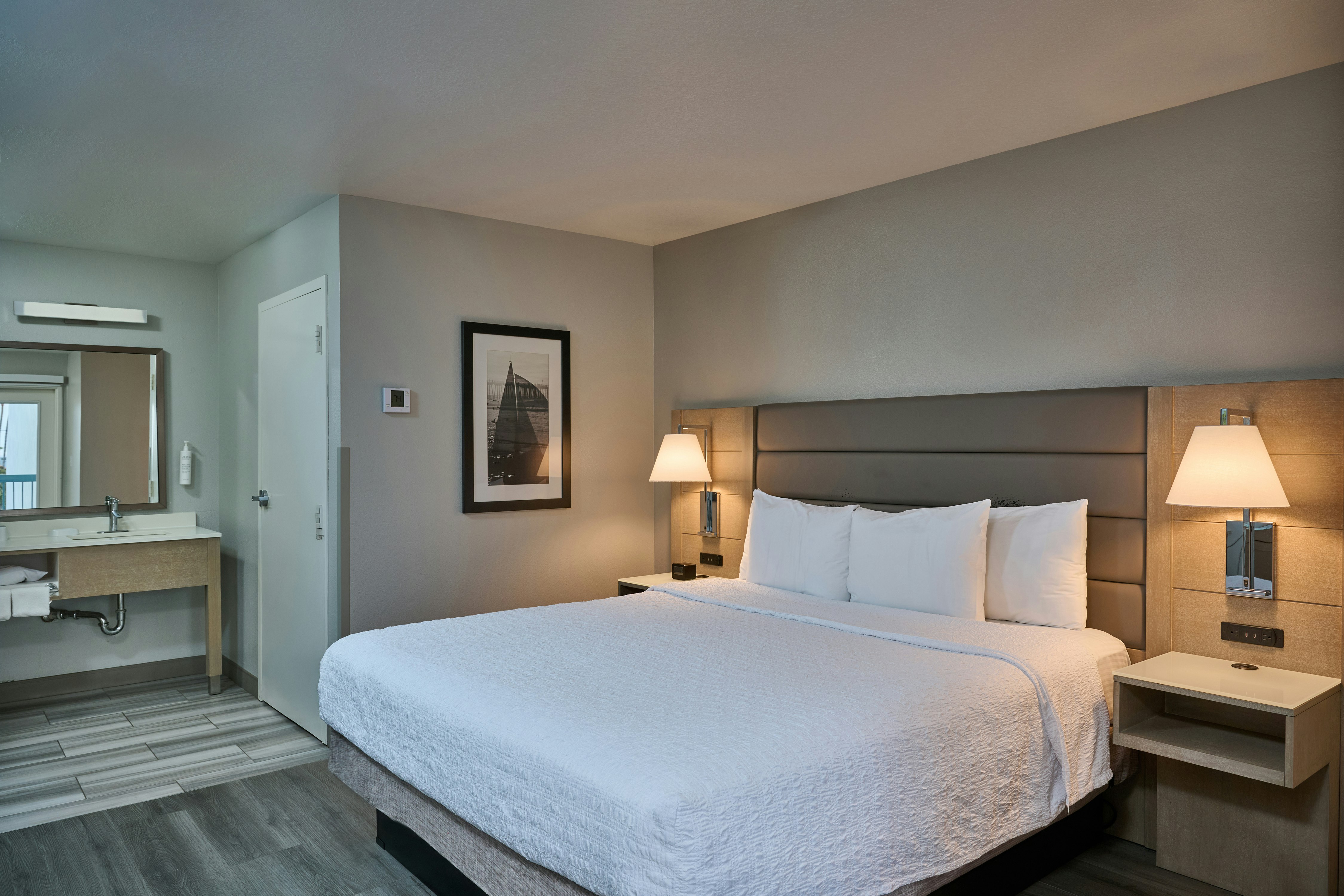 غرفة بسرير كينج بشرفة، Hampton Inn and Suites Hermosa Beach 2/7