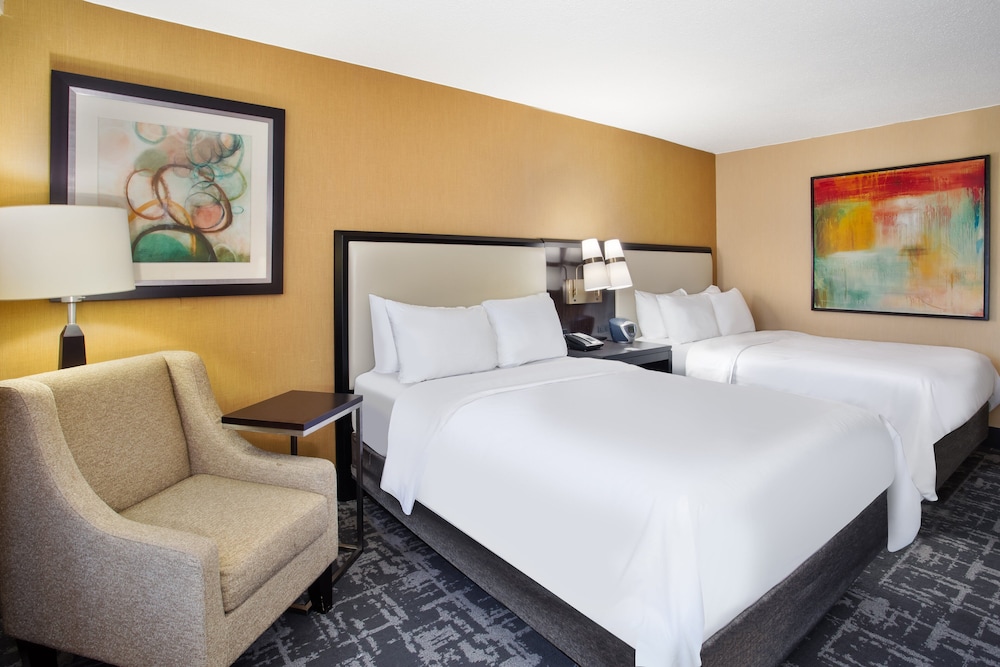 Crowne Plaza Hotel Greenville I 385 Roper Mtn Rd 17/77