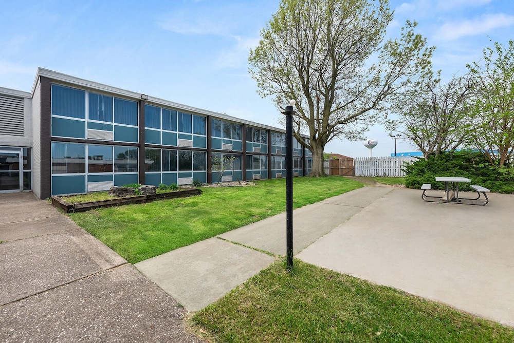 Suburban Studios Fairborn - Dayton 42/49