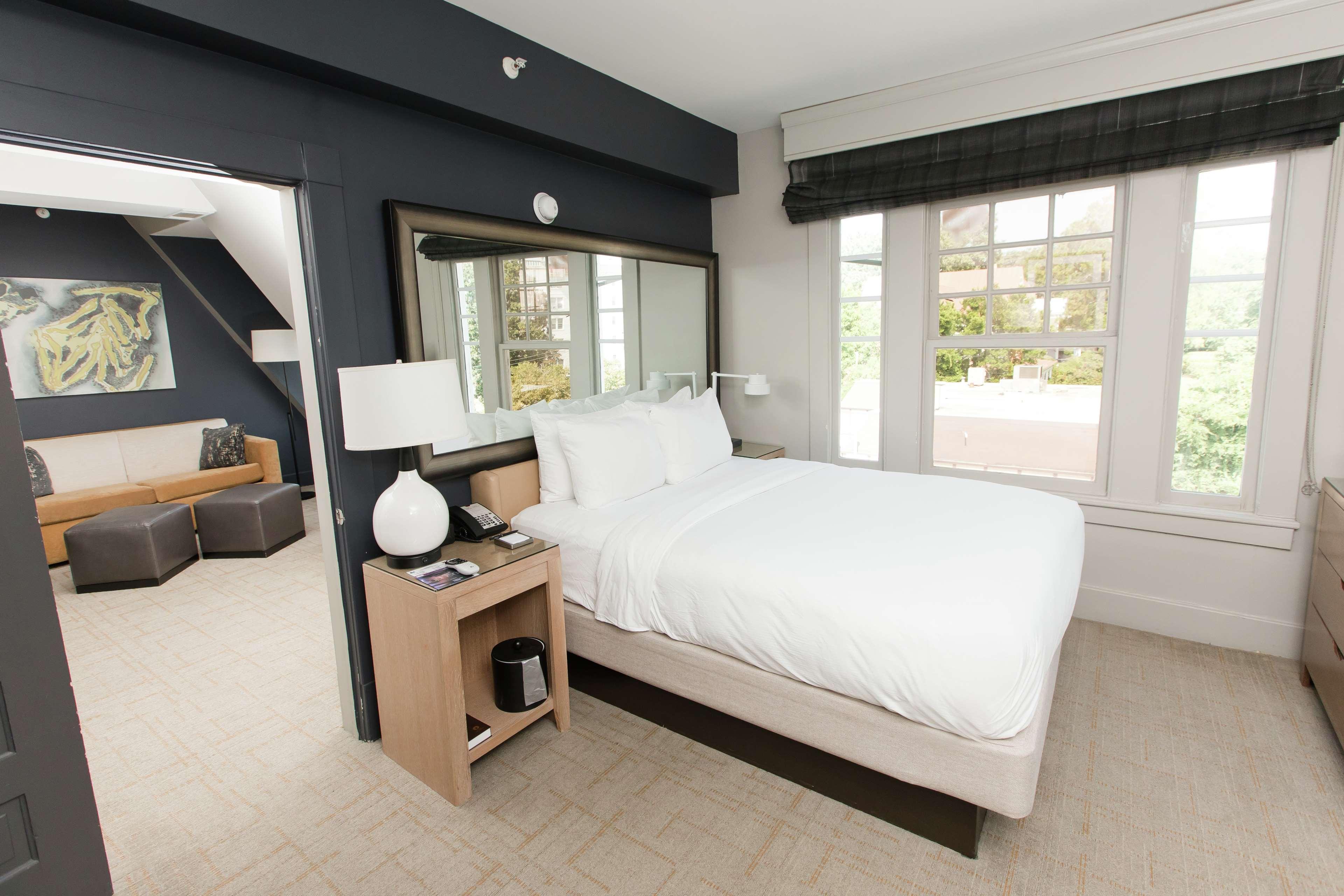 1 BEDROOM, SUITE, QUEEN BED, SOFA