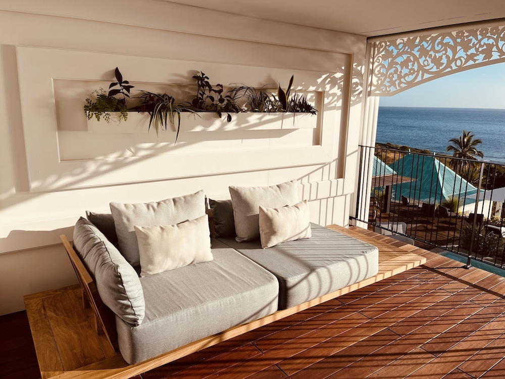 Blue Margouillat Seaview Hotel 7/35
