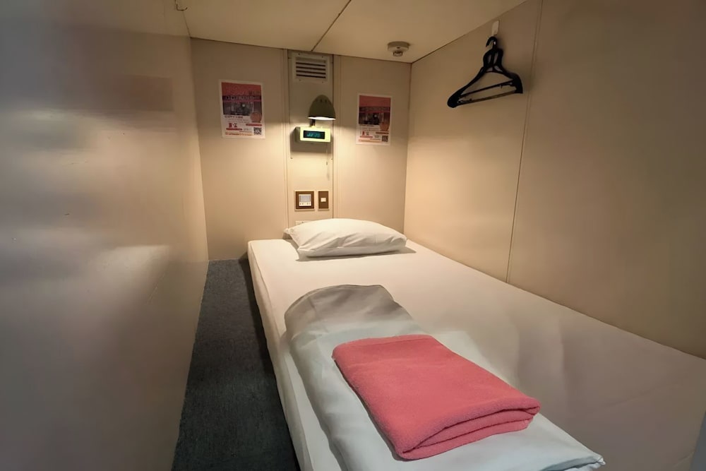 Female Only, Cabin, Twin Beds