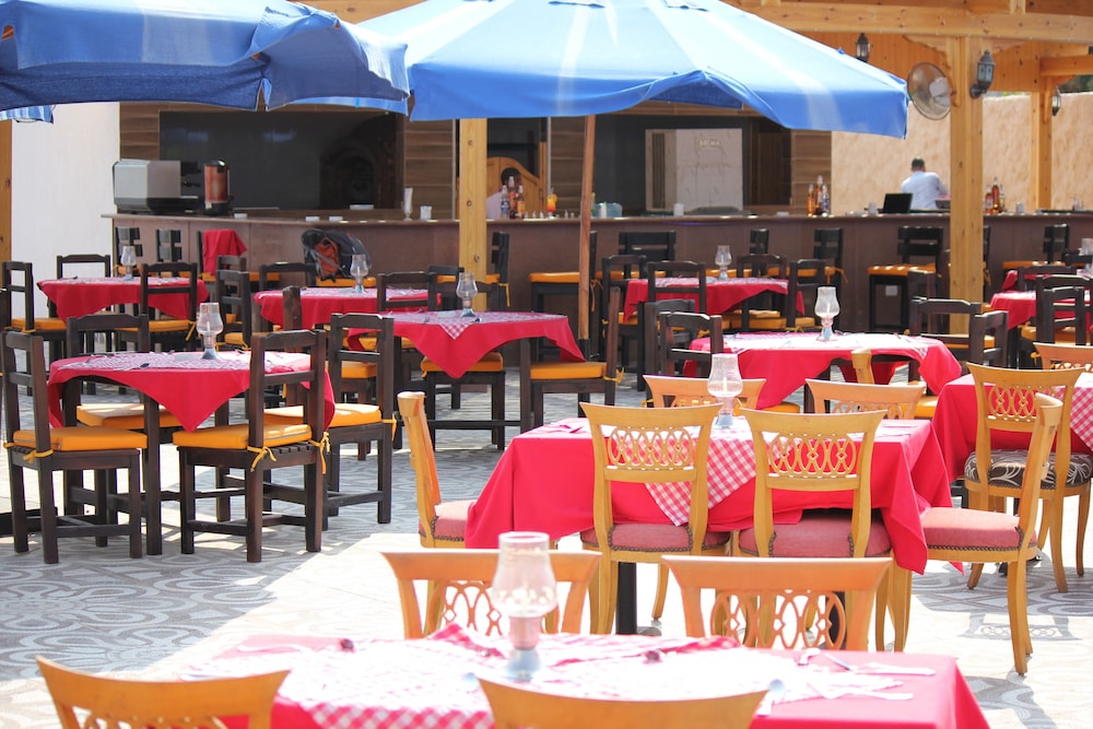 restaurant cafeteria
