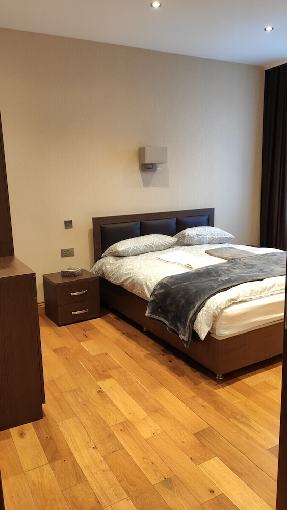 DELUXE, TRIPLE, MULTIPLE BEDS