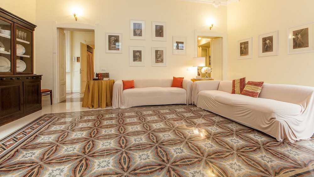 Rental In Rome Portico Ottavia Garden 6/24