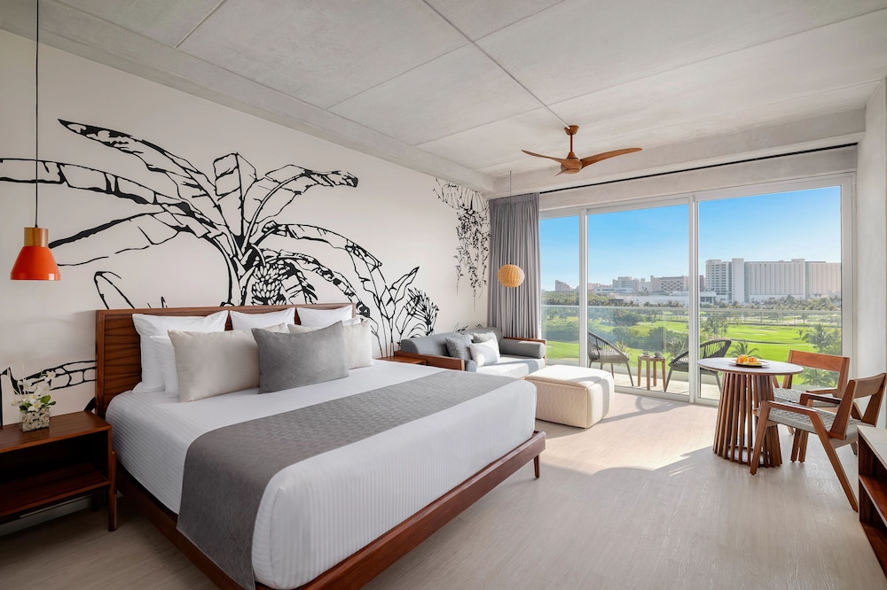 JUNIOR SUITE, DELUXE, KING BED, GOLF COURSE VIEW