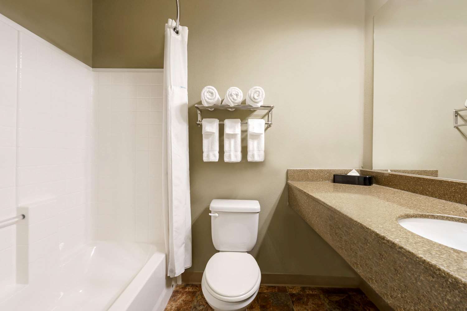 Bakken Airport Hotel And Suites Xwa 25/26