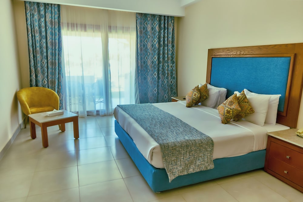 Standard, King Bed, Lateral Side Sea View