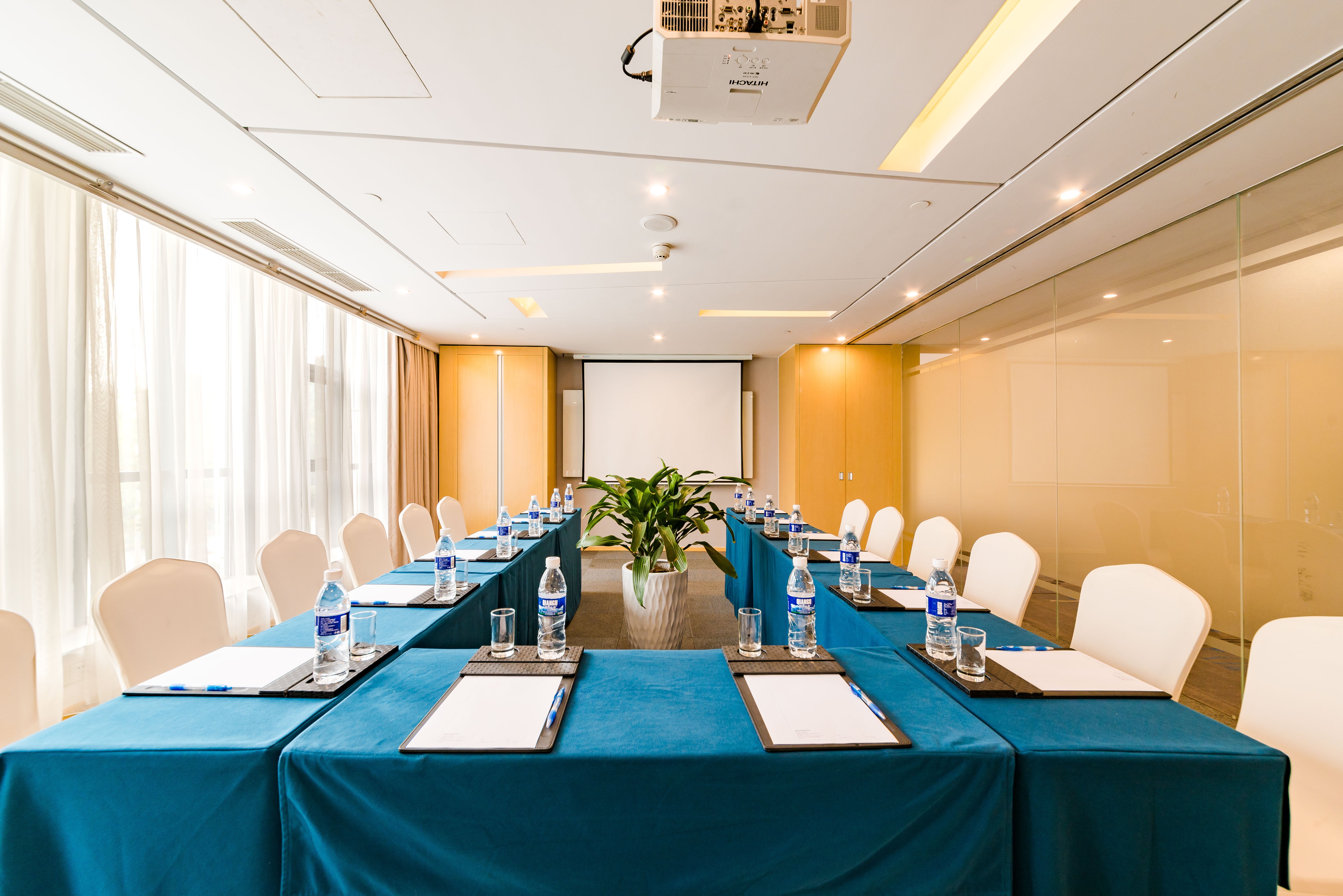 HOLIDAY INN EXPRESS SHIJIAZHUANG HEPING 53/63