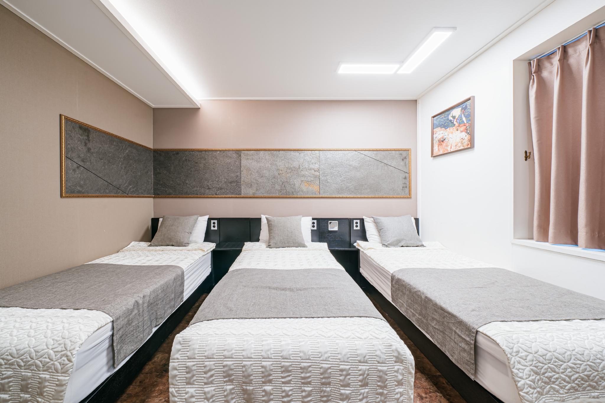 ROOM, TRIPLE