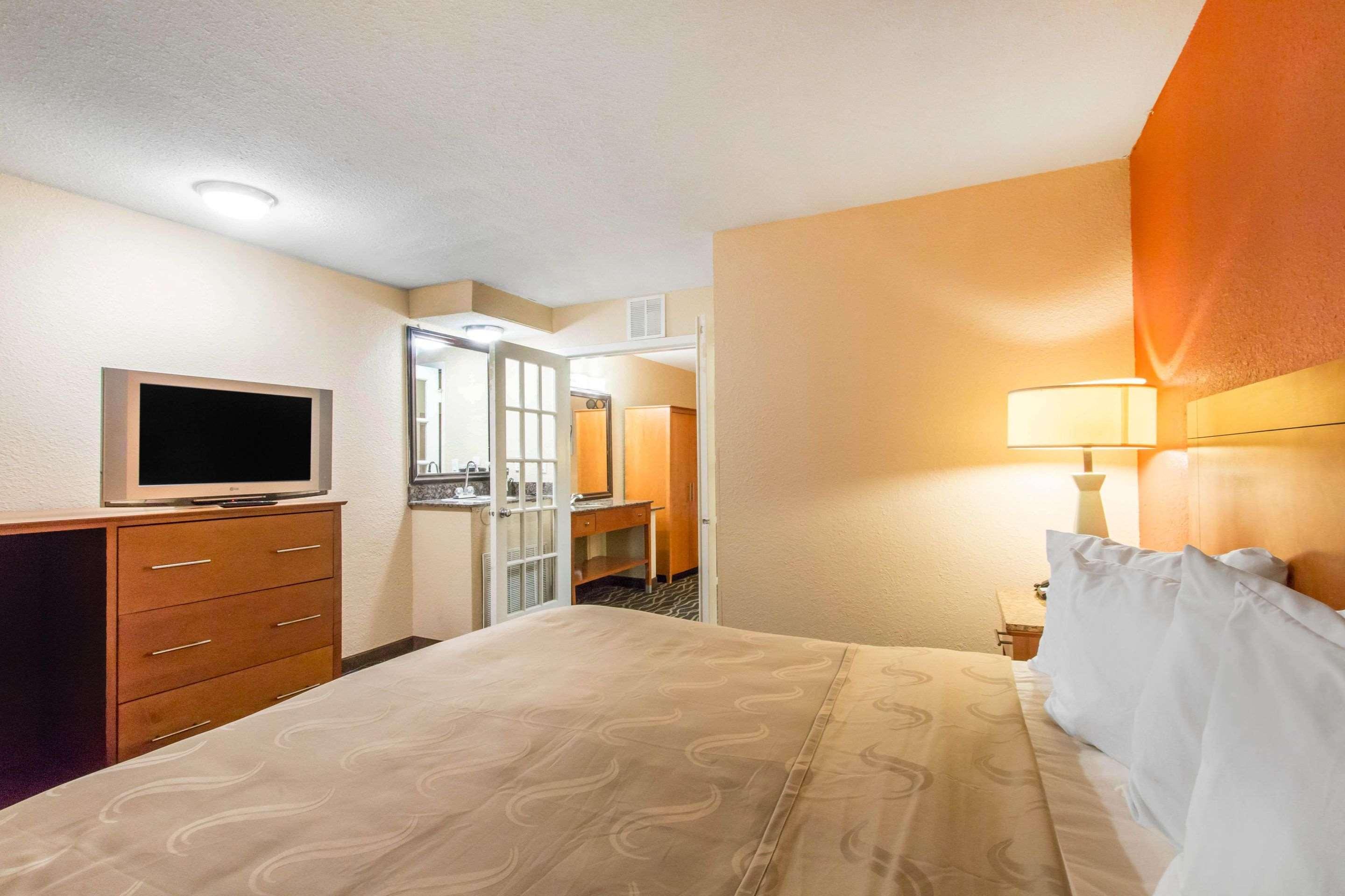 SUITE, 2 KING BEDS