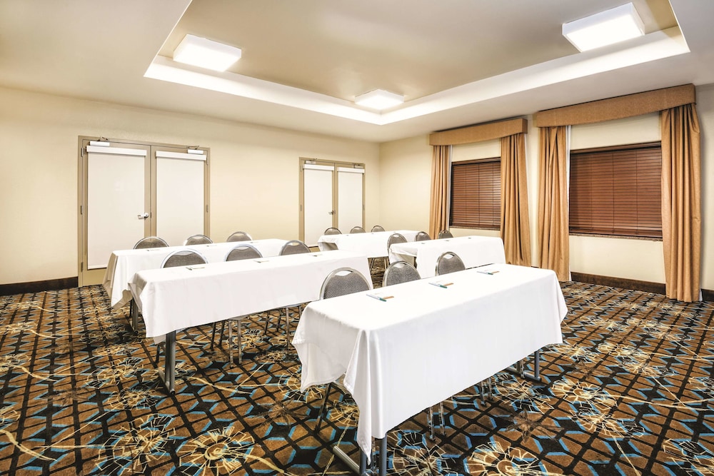 La Quinta Inn & Suites by Wyndham San Antonio N Stone Oak 18/24