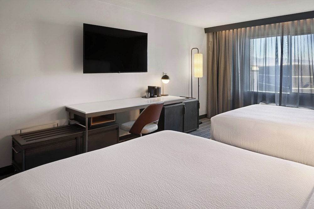Hotel Chino Hills 24/63