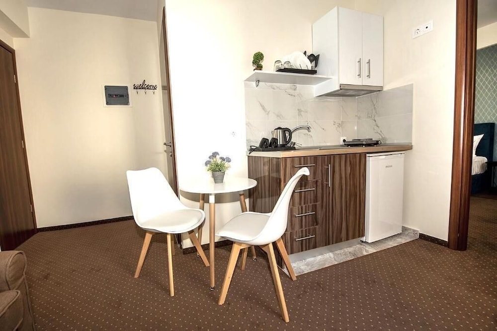 City Plaza Apartments and Rooms 3/49