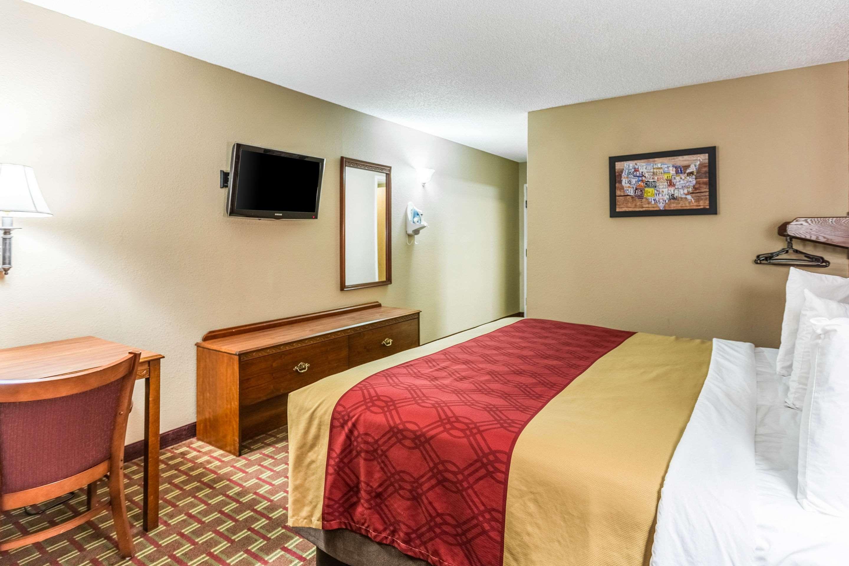 غرفة بسرير مزدوج، Econo Lodge Shelbyville KY 2/5