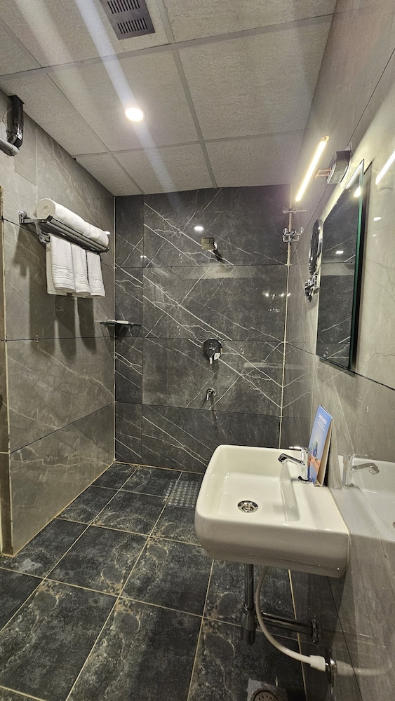 Emerald Urban Comforts 23/25