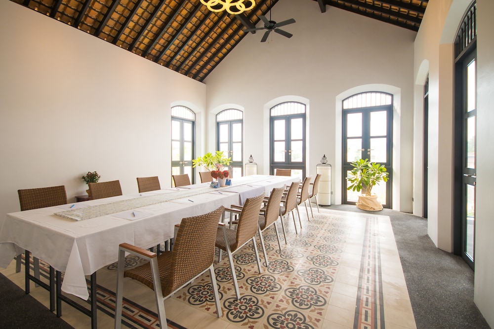 LITTLE NYONYA HOTEL 34/50