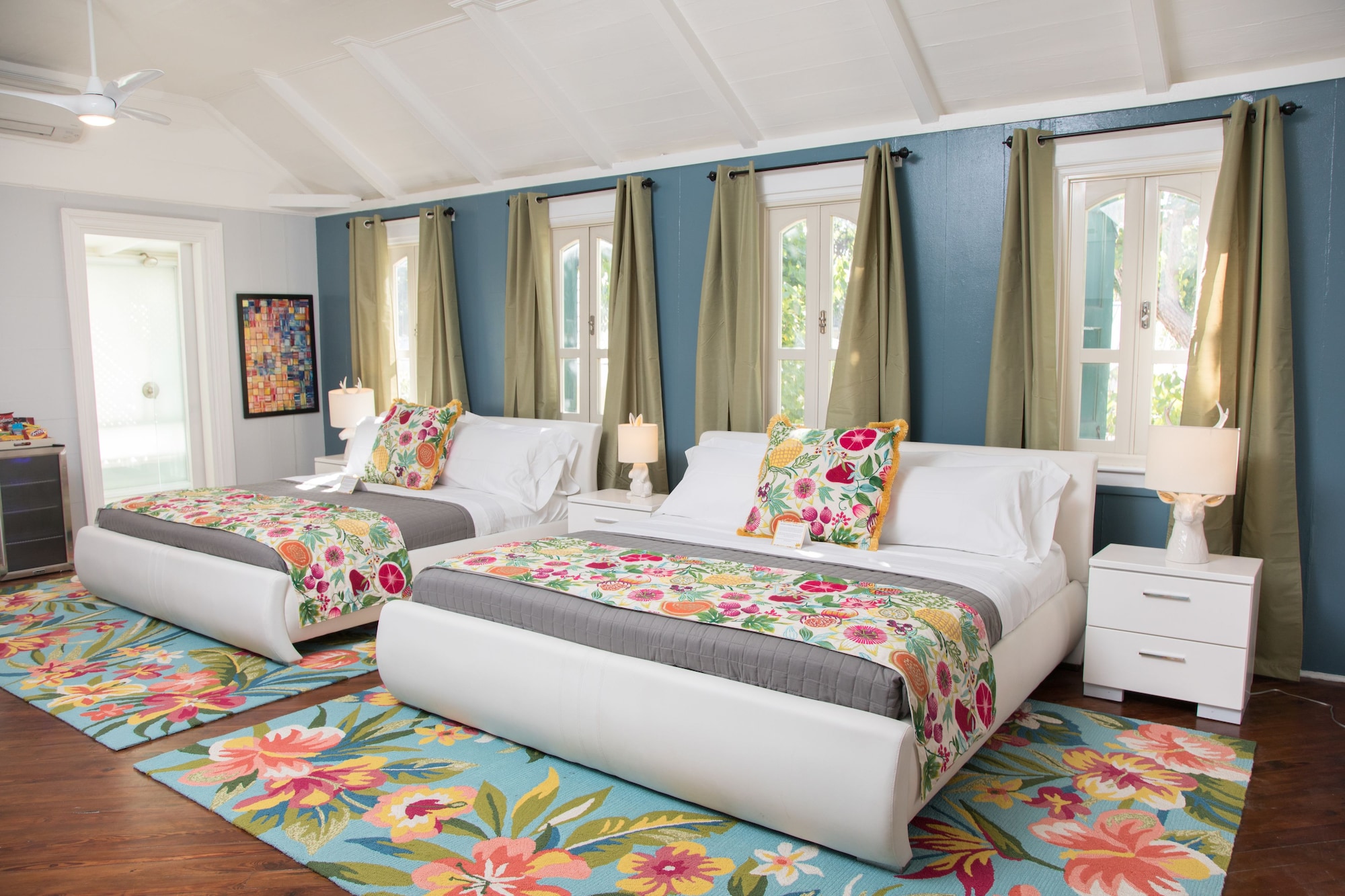 Murphy Bed, Premium, 2 King Beds, Pool View, Kitchenette