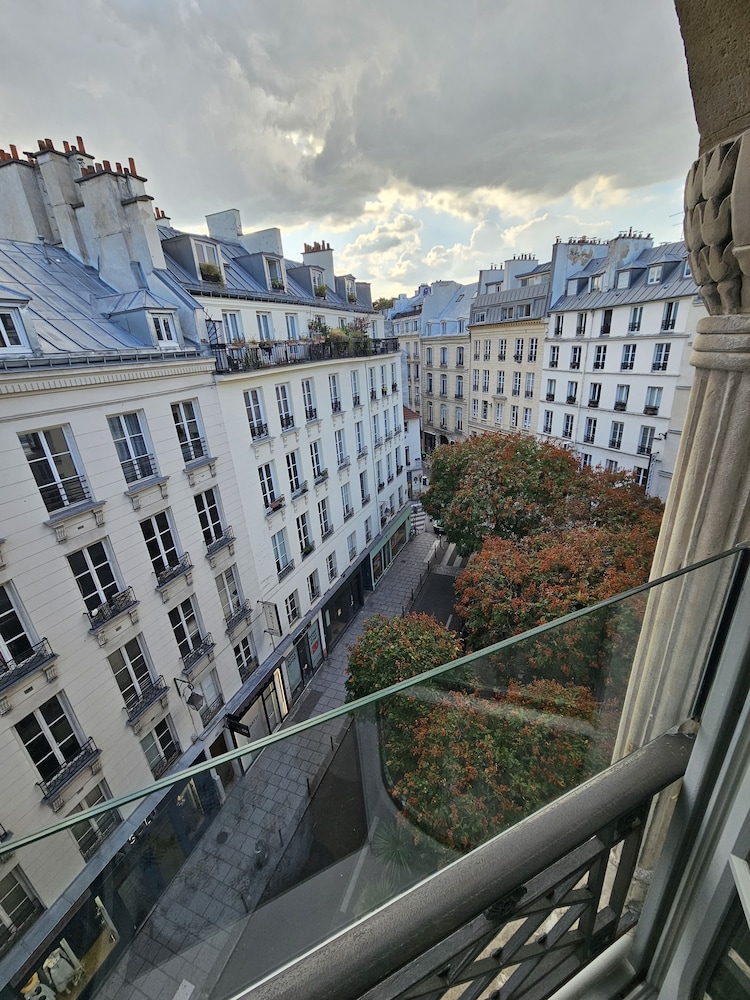 Hotel du Sentier 1/36