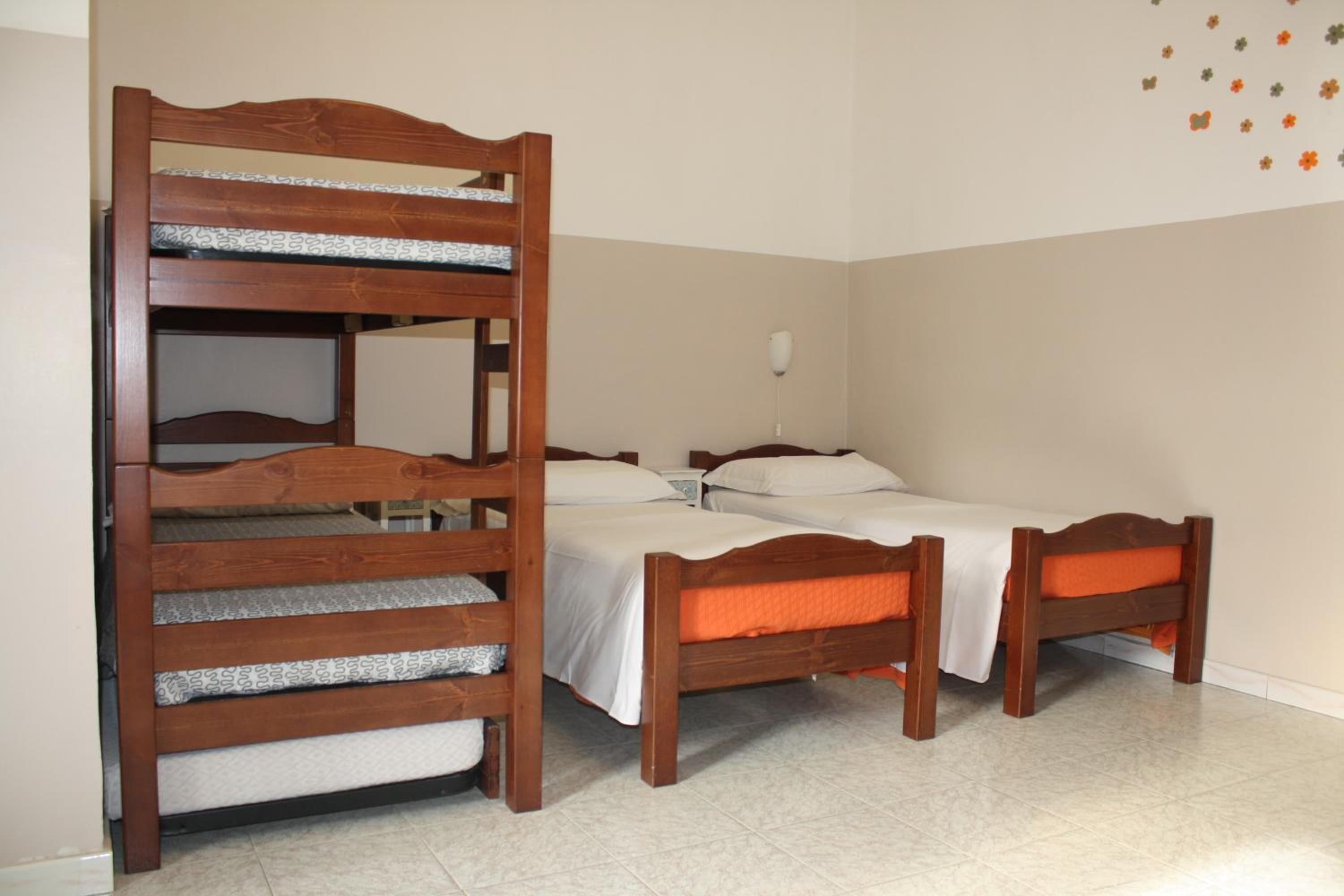 Room, Quadruple