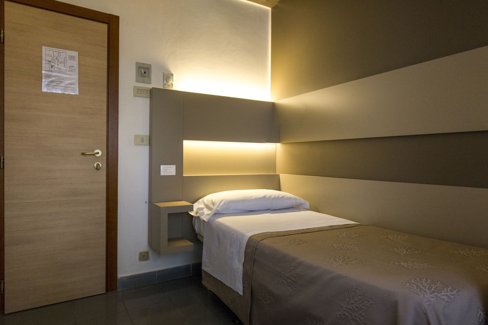 Hotel Desire 12/45