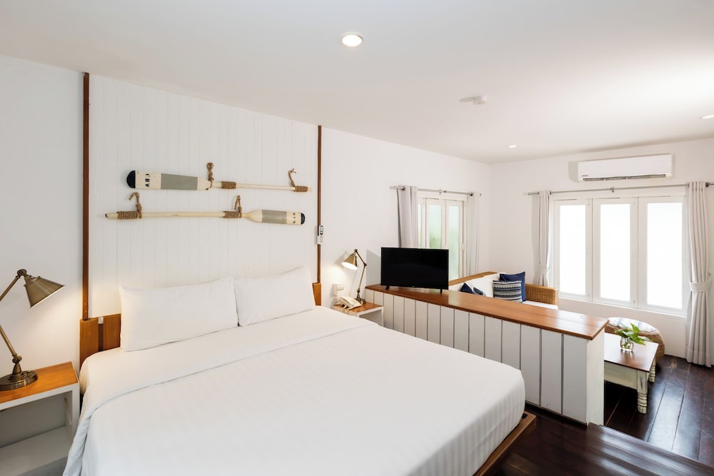 Cottage, King Bed, Sea Side