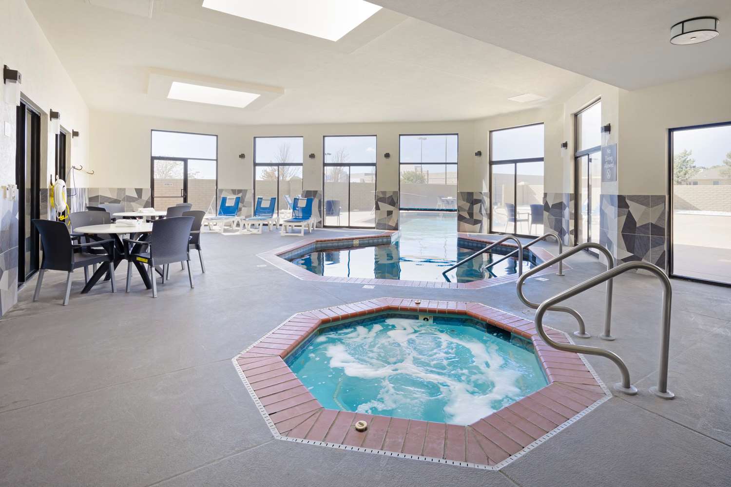 Comfort Inn and Suites Wichita Northeast, KS 16/27