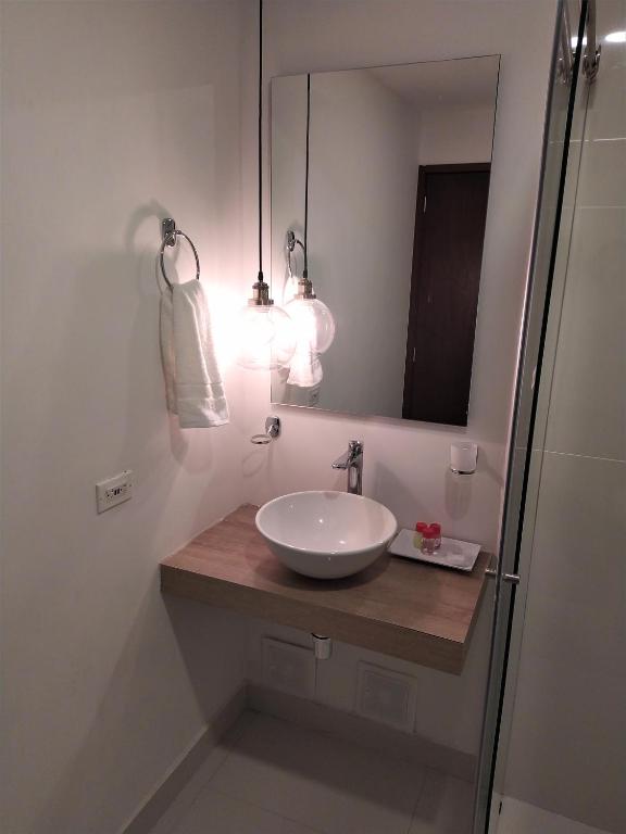 جناح، Hotel Karlo 7/7