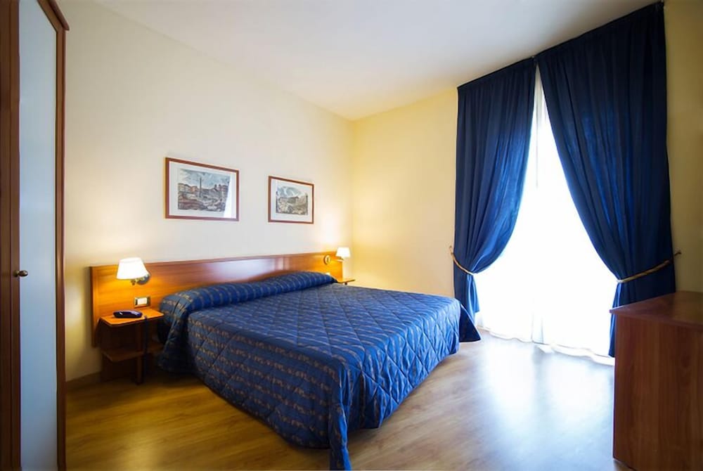 ROOM, QUADRUPLE