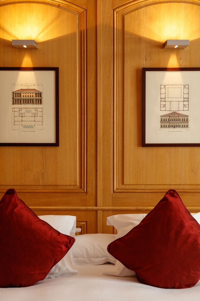 Hotel de Bourgtheroulde, Autograph Collection 24/38