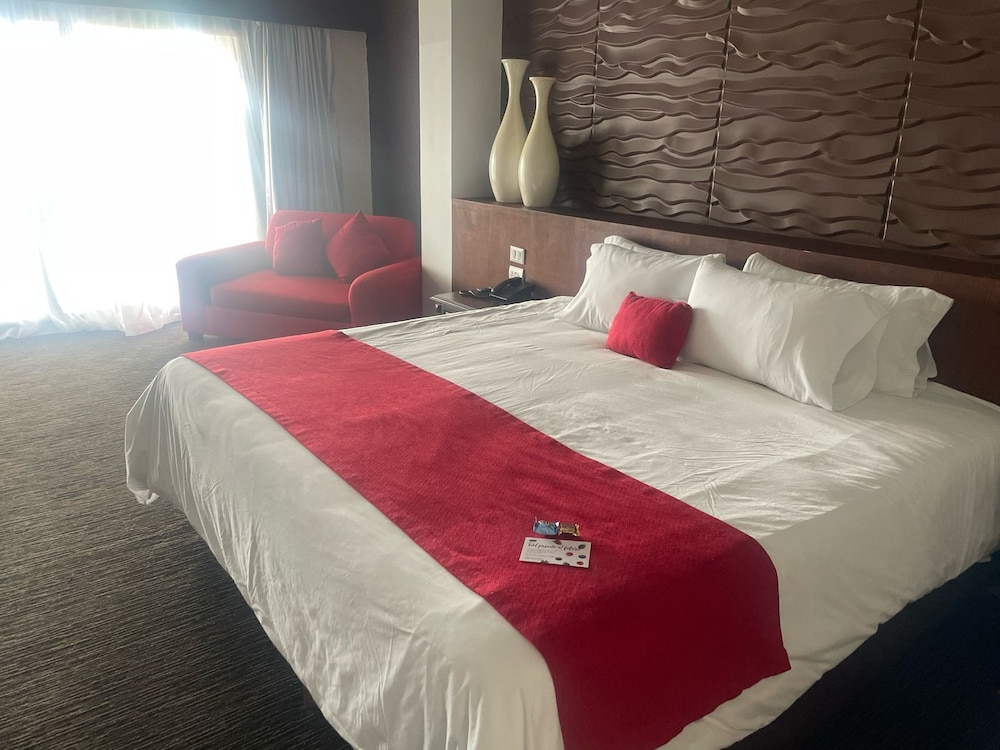 ROOM, KING BED