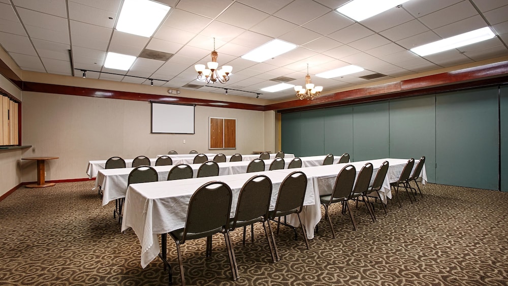 Best Western Plus Forest Park Inn 49/53