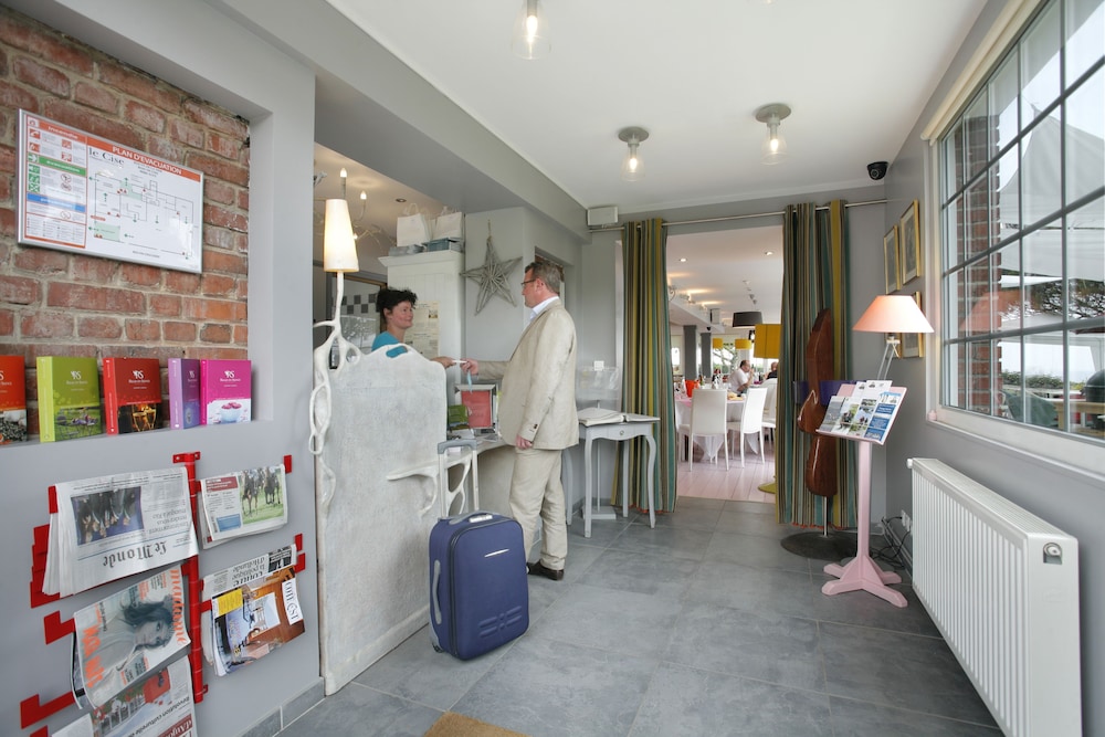 Lobby at Hotel The Originals Le Cise, AULT