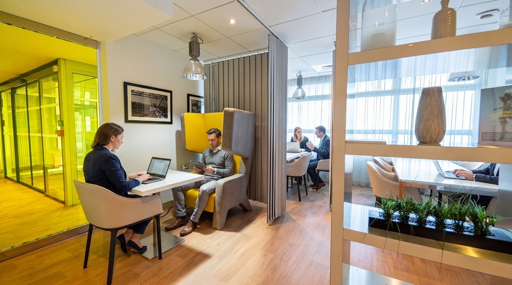 Mercure Paris Massy Gare TGV 42/76