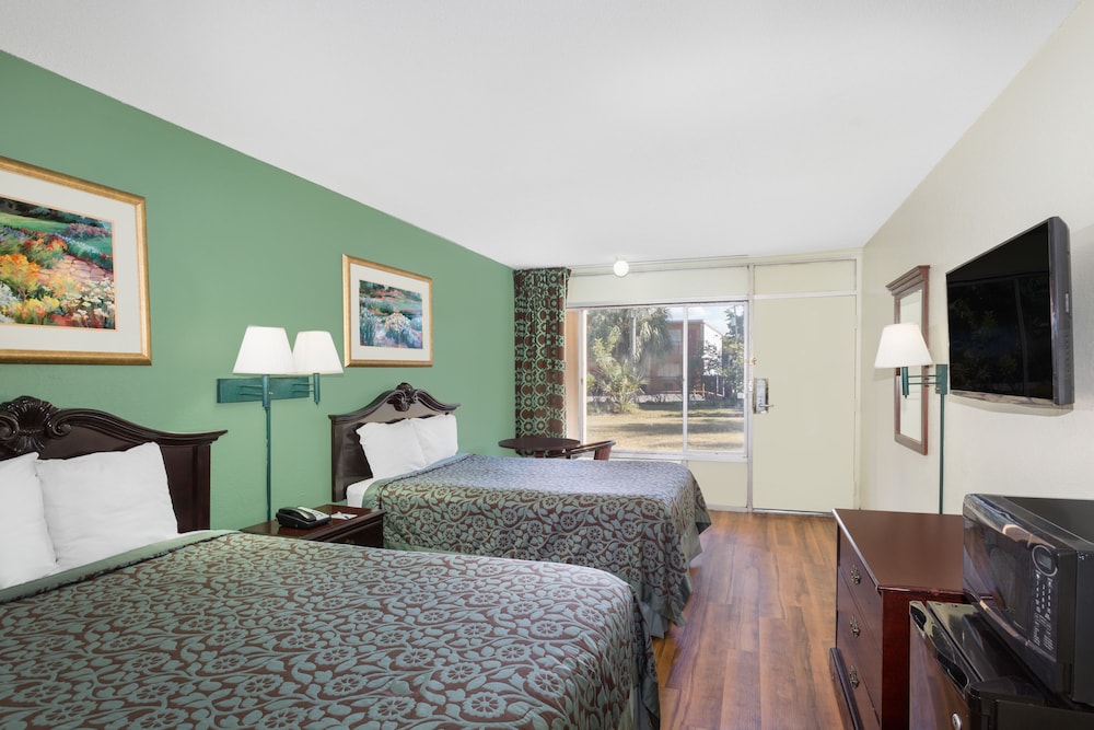 Travelodge by Wyndham Fort Myers North 20/36