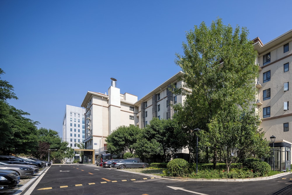 Nostalgia S Hotel (Beijing Fangshan Guangyangcheng Metro Station) 60/67