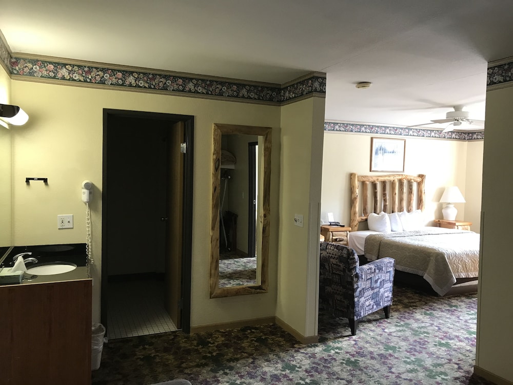 Super 8 By Wyndham Bridgeview Of Mackinaw City 12/27