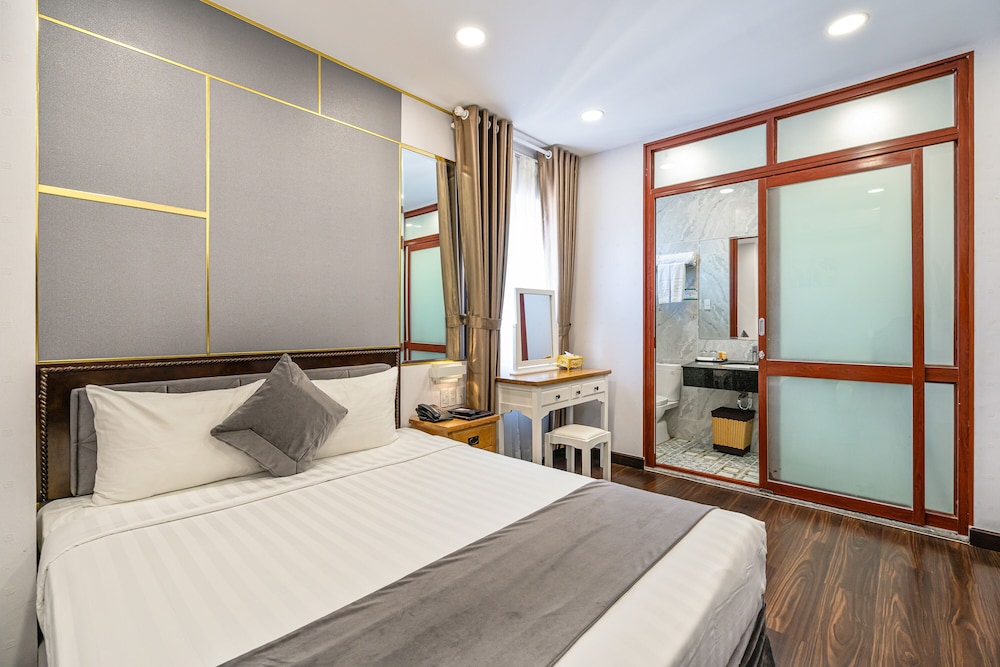 BASIC, QUEEN BED, CITY VIEW